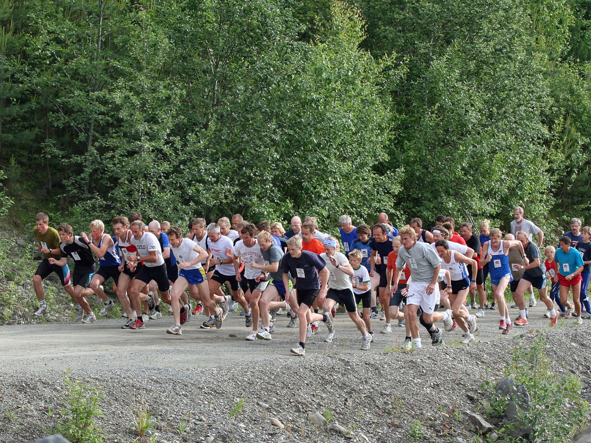 Tøff start i motbakke før stien ble trang inn til høyre og sørover.